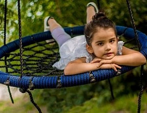 10 лучших детских качелей для улицы