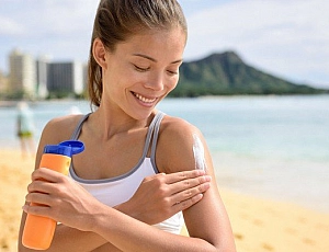 10 лучших солнцезащитных кремов и спреев SPF 30